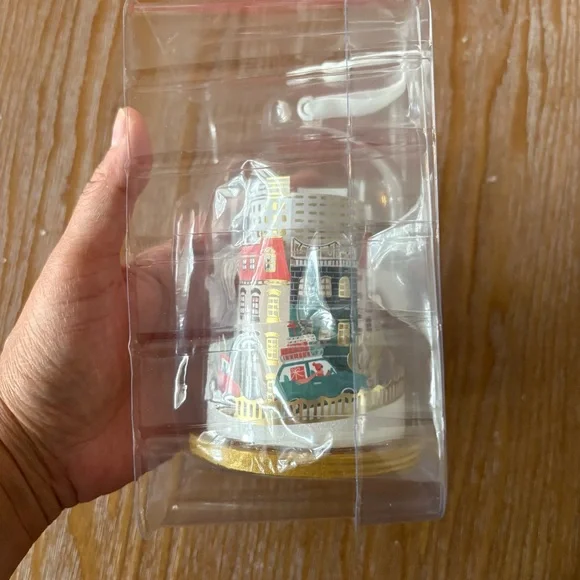 NIB Hallmark Signature City Scene Series 2024 - Picture 6 of 7